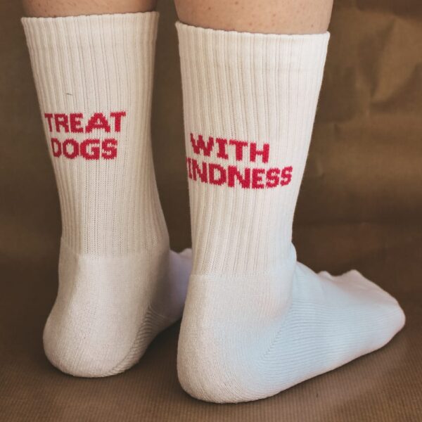 Socken "Treat dogs with kindness" – Bild 6