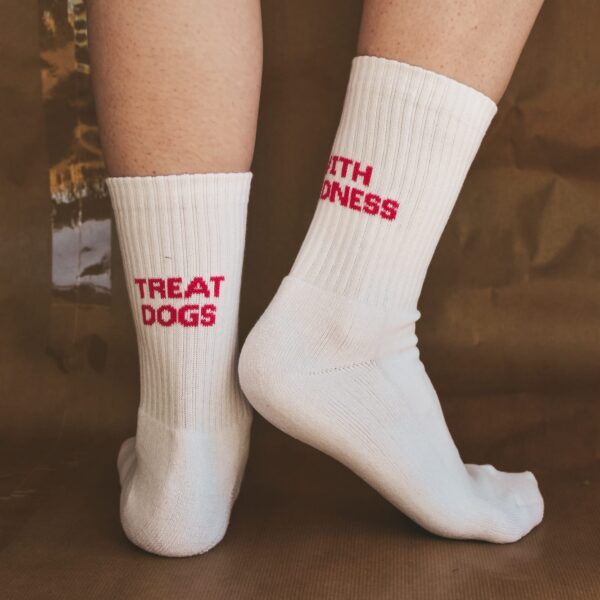 Socken "Treat dogs with kindness" – Bild 3