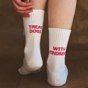 Socken "Treat dogs with kindness"