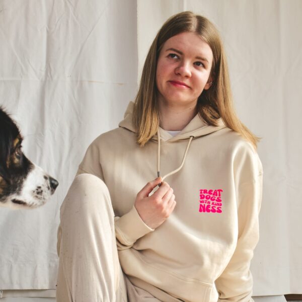 Hoodie "Treat dogs with kindness" – Bild 4